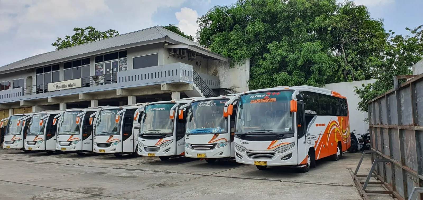 Armada bus pariwisata Kita Jalan berjajar