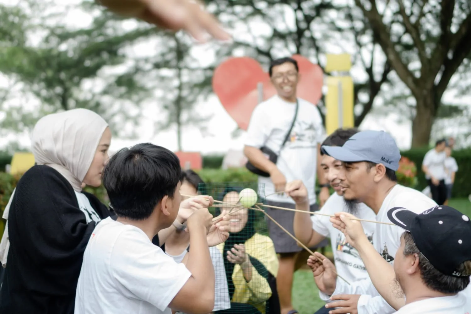Peserta team building berkumpul di luar ruangan
